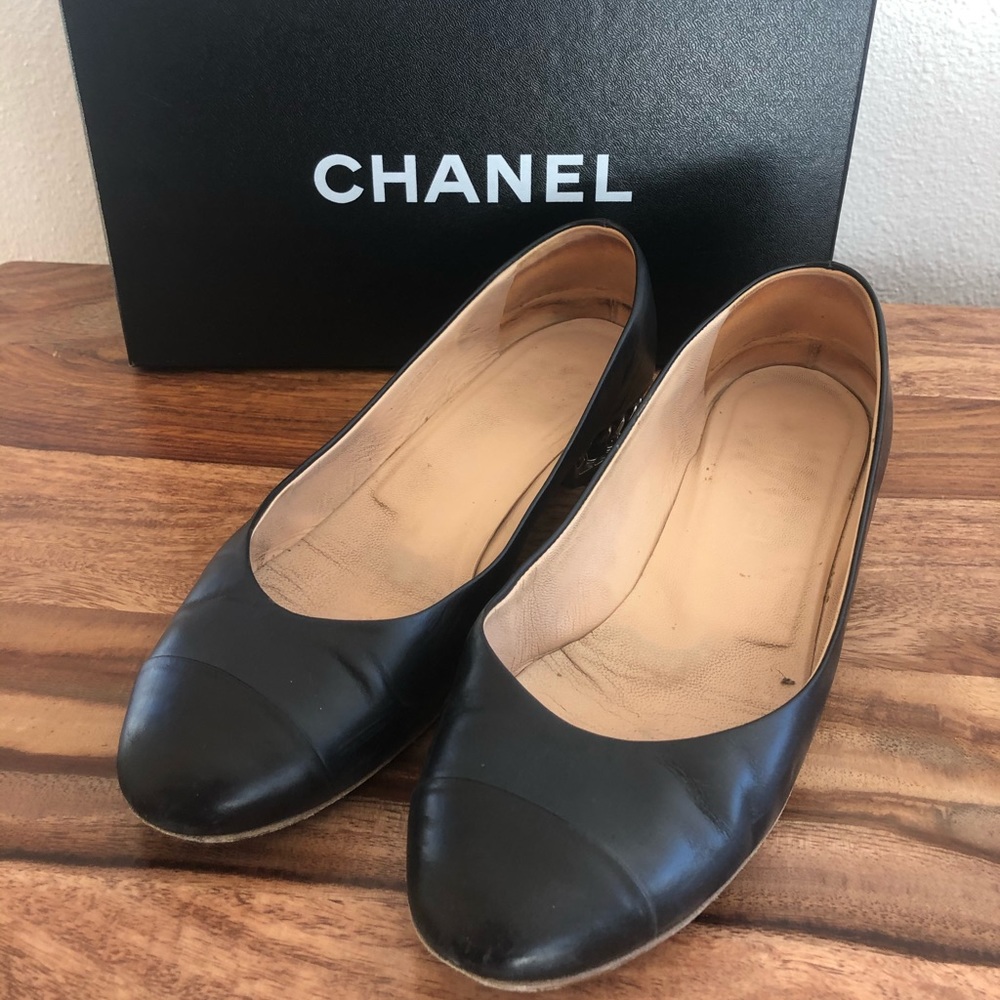 Chanel navy/black two tone flats w/ chain detail